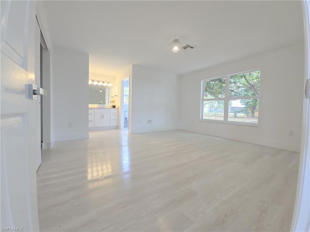 687 Grove Dr Property Photo 7