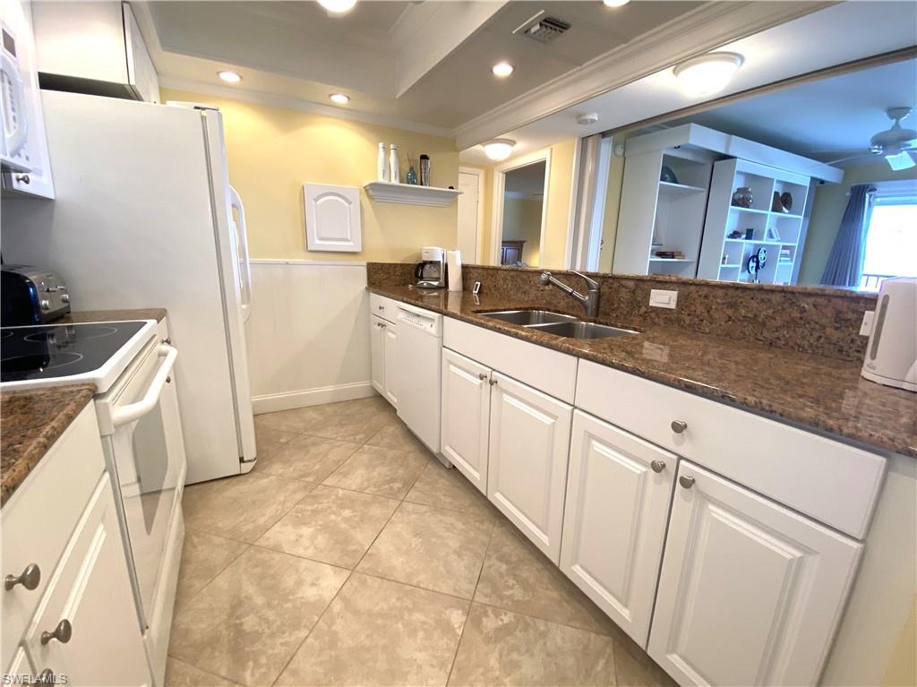 555 Park Shore Dr B-407 Property Photo 6