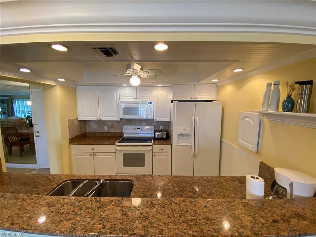 555 Park Shore Dr B-407 Property Photo 17