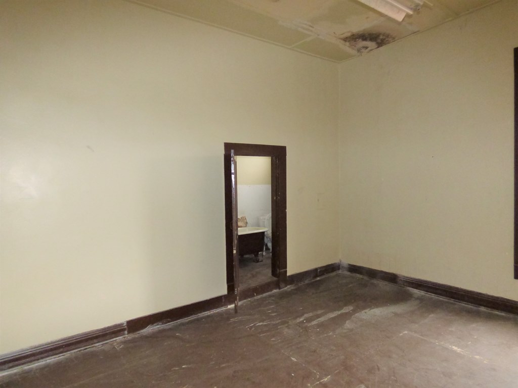 330 E Main St Property Photo 14