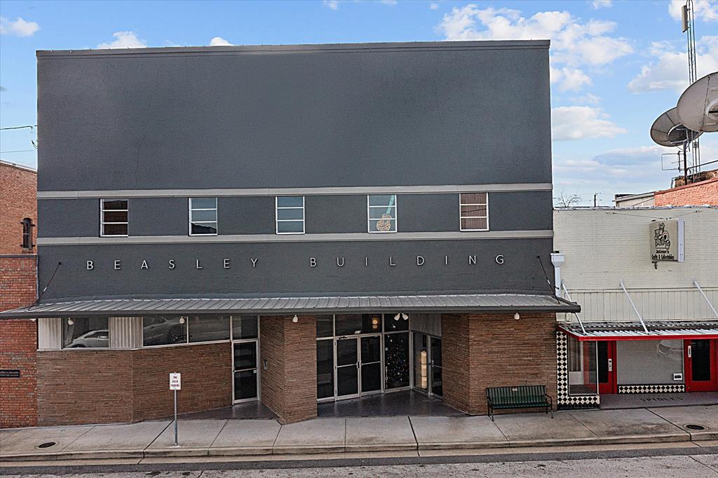 513 East Houston Avenue Property Photo 1