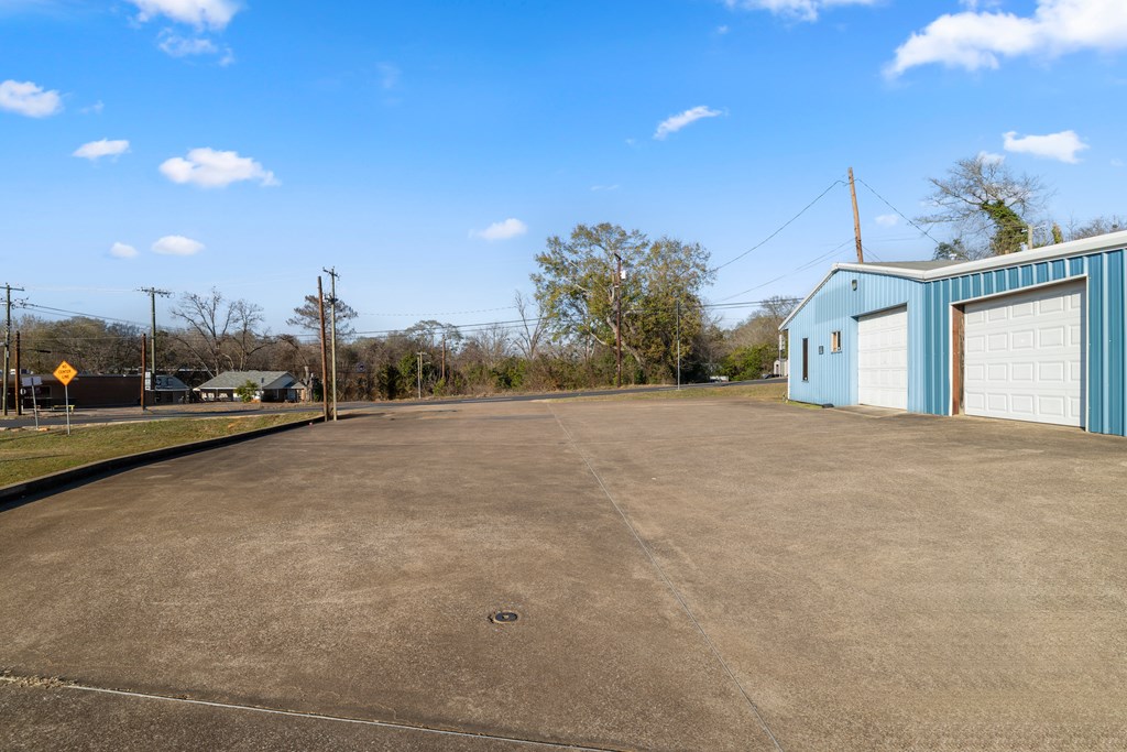 1106 E Main St Property Photo 15