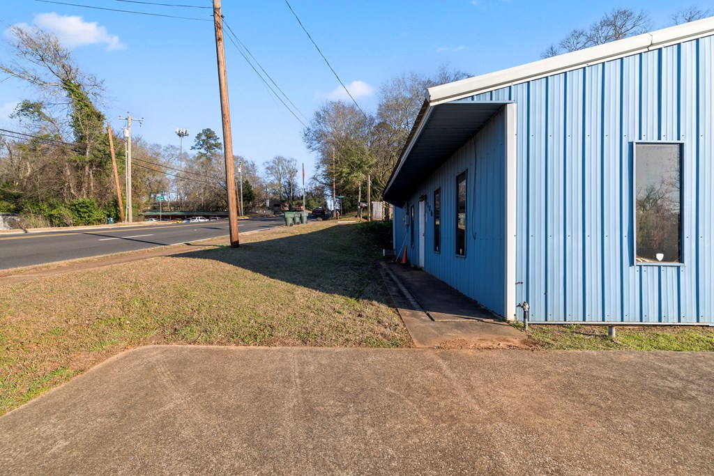 1106 E Main St Property Photo 16