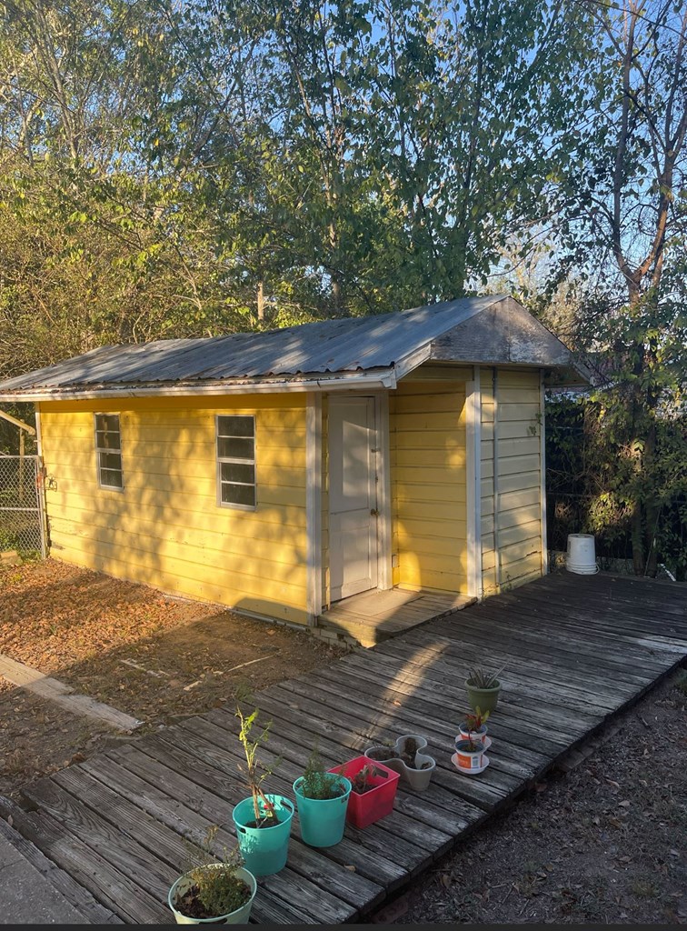 2401 Paul Avenue Property Photo 3