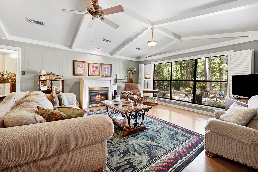 875 Holly Property Photo 4