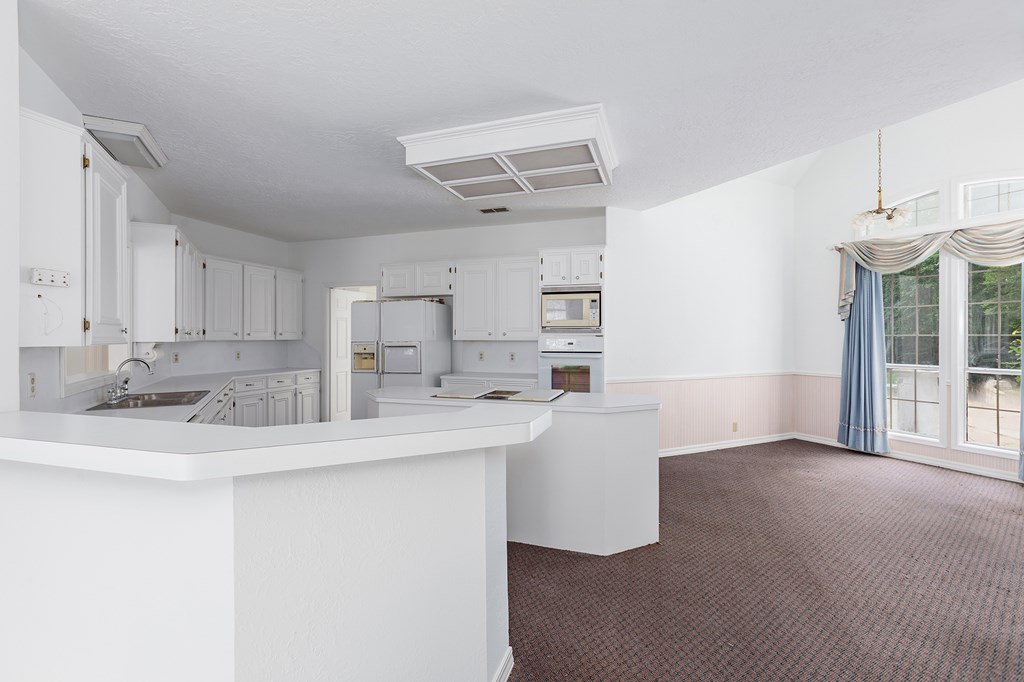 555 Willow Property Photo 11