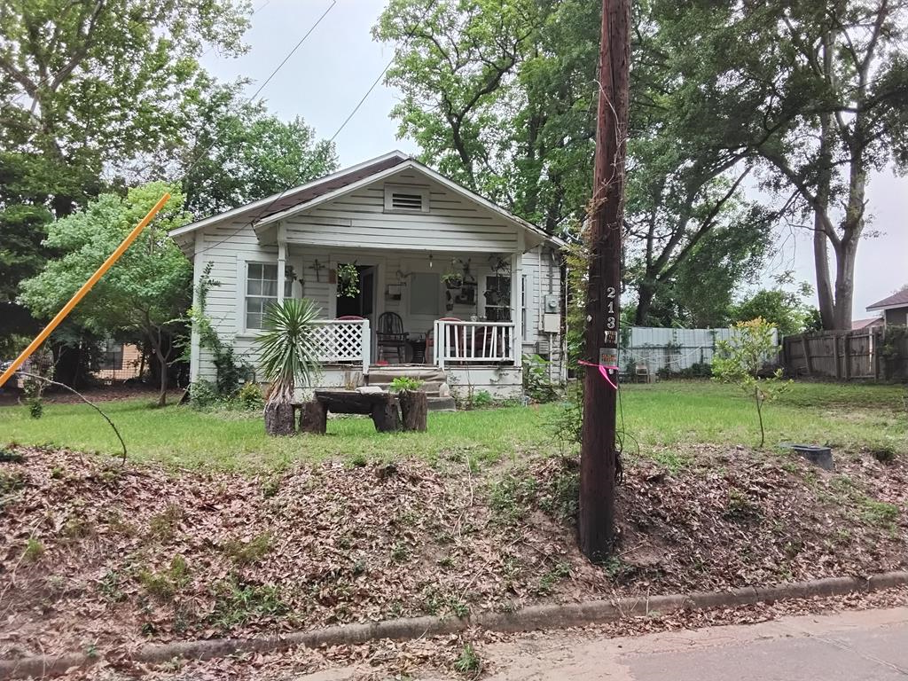 213 Flora Street Property Photo 1
