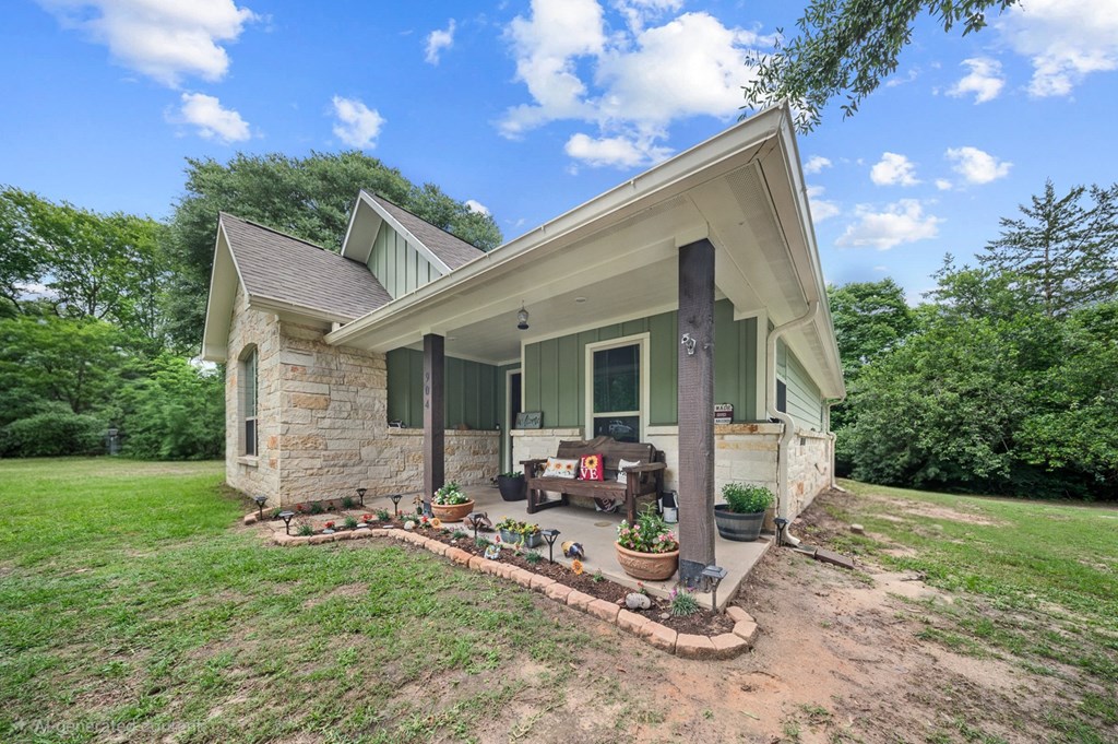 904 Starnes Circle Property Photo 2