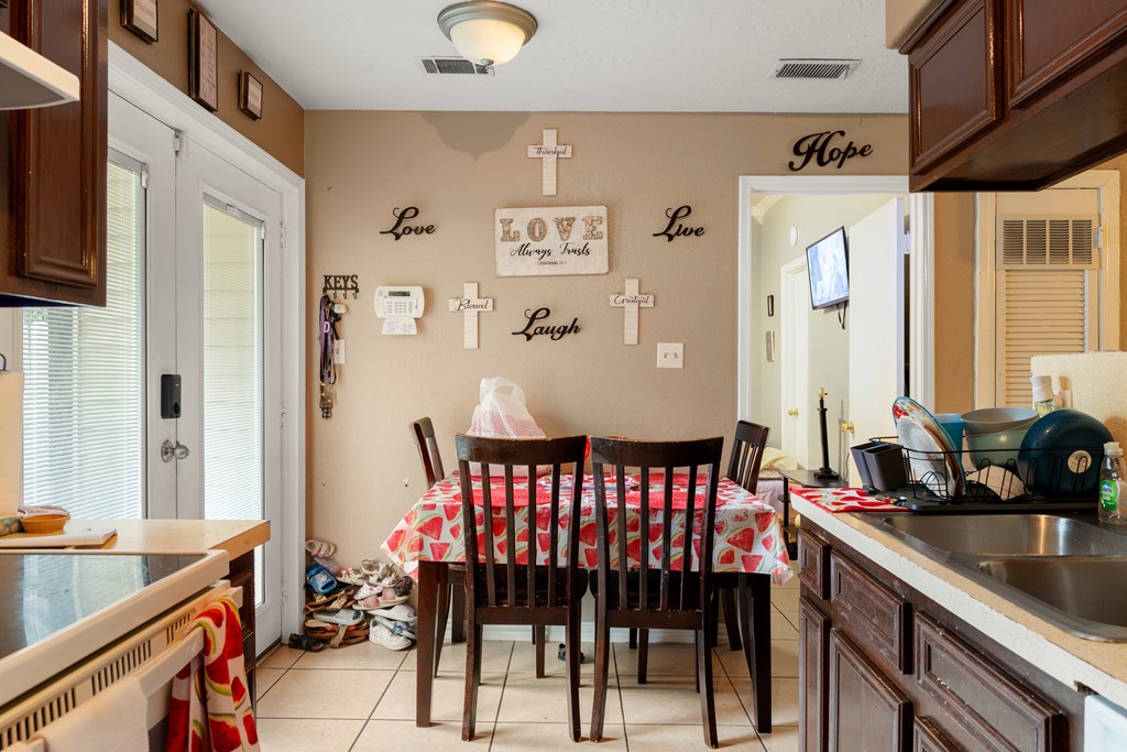 908 Pearl Property Photo 5