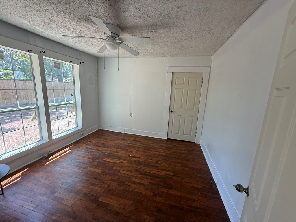 905 Hylane Property Photo 4
