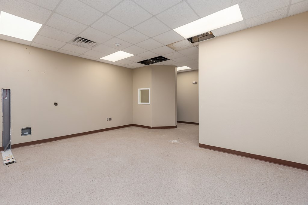 951 E Loop 304 Property Photo 15