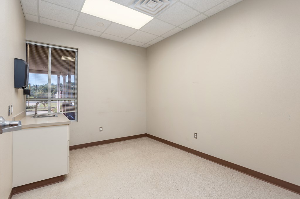 951 E Loop 304 Property Photo 19