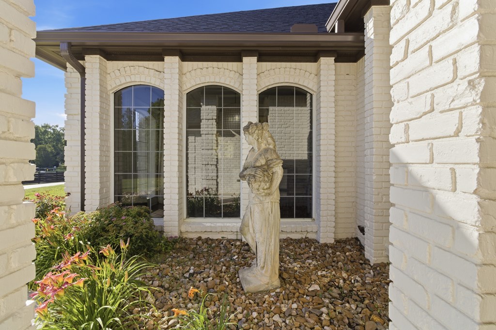 103 Holly Property Photo 5