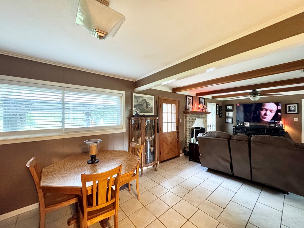 208 Robinhood Property Photo 5