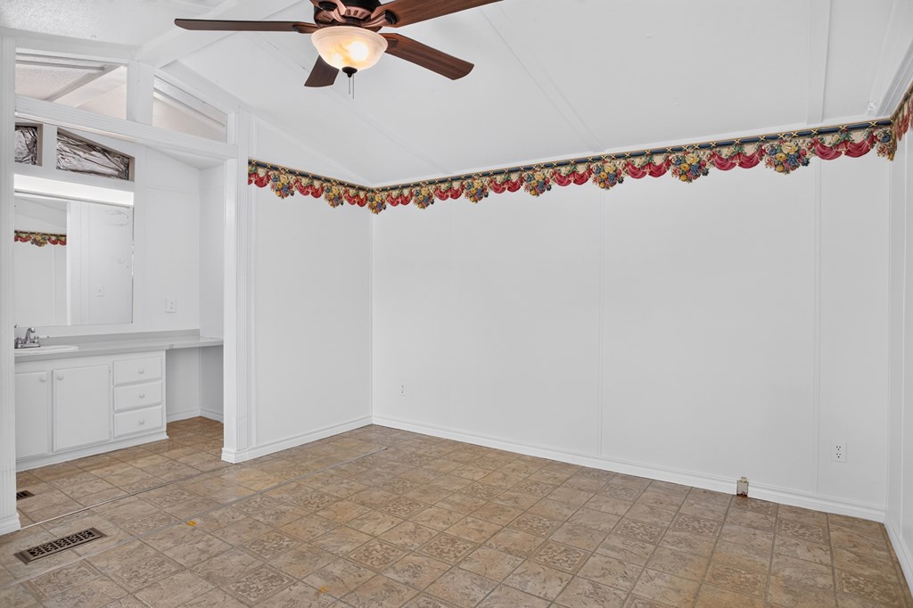 1404 Rice Street Property Photo 8