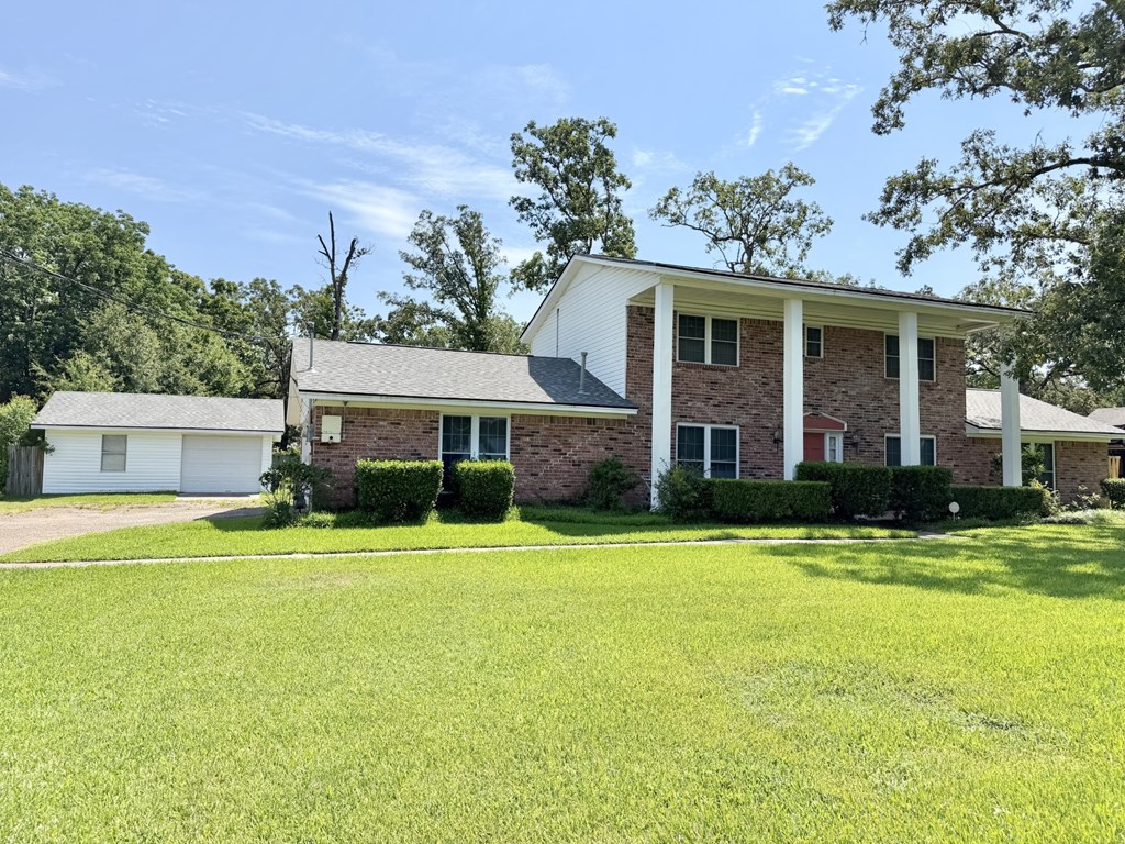 1307 Edgewood Circle Property Photo 2