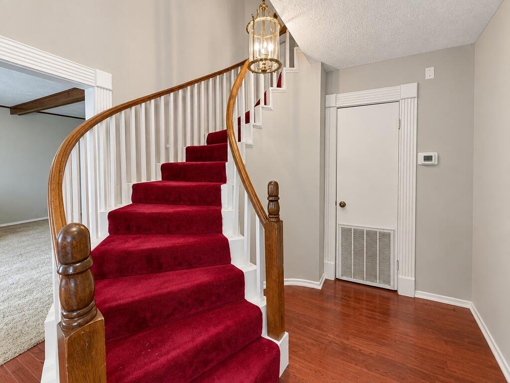 1307 Edgewood Circle Property Photo 5