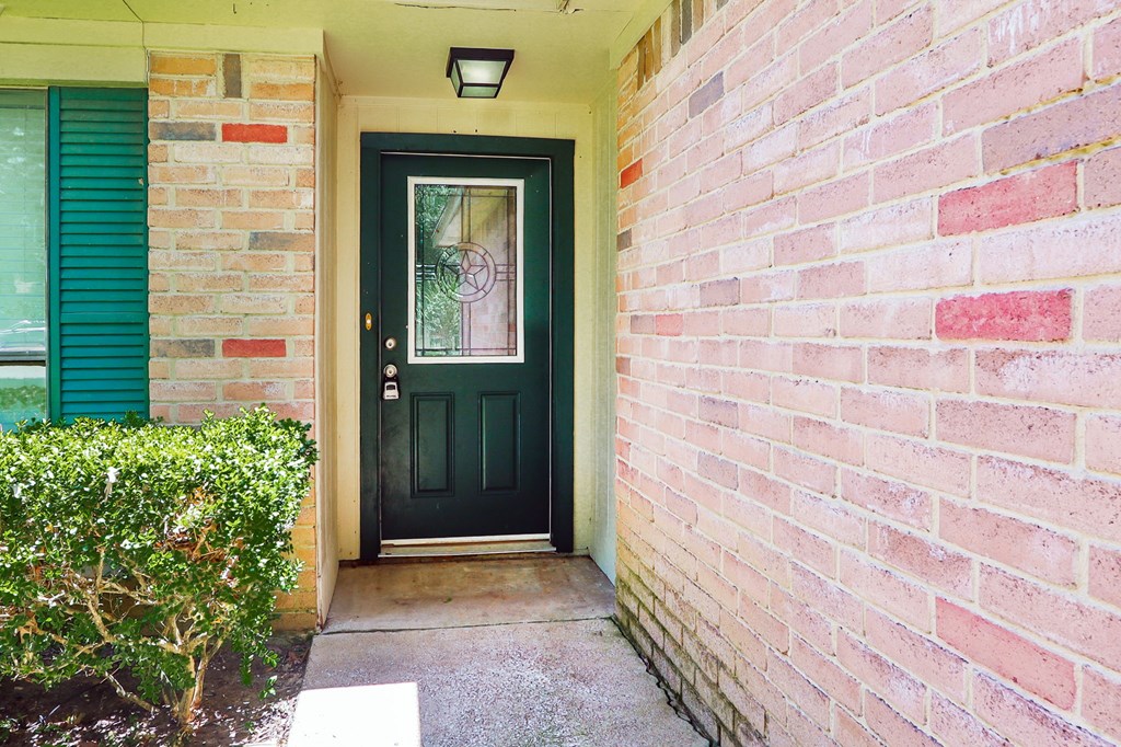 402 Forest Creek Drive Property Photo 2