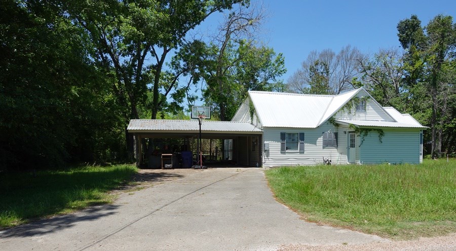 220 E Spruce St Property Photo 3