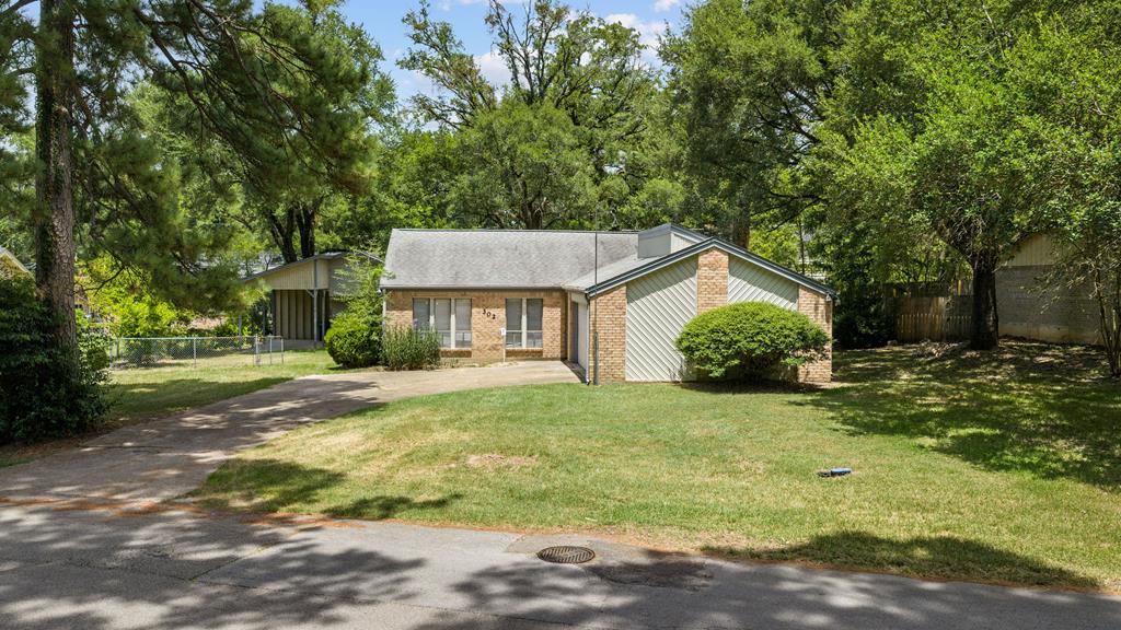 302 Lee Lane Property Photo 1