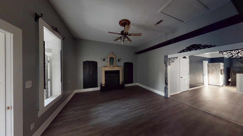 437 W Houston Property Photo 3