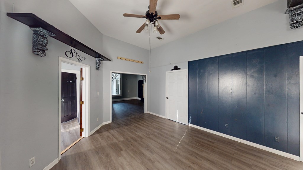 437 W Houston Property Photo 4