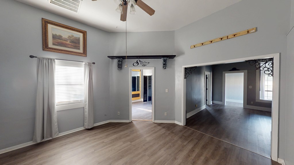 437 W Houston Property Photo 5