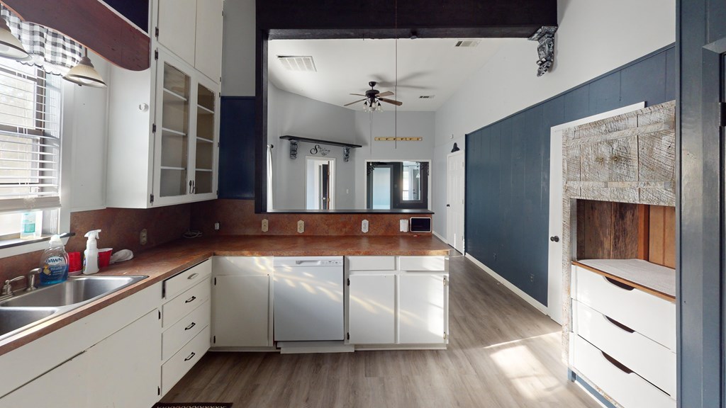 437 W Houston Property Photo 6