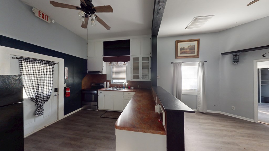 437 W Houston Property Photo 8