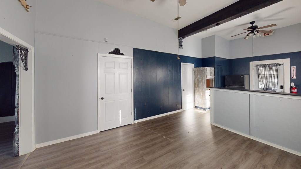 437 W Houston Property Photo 9