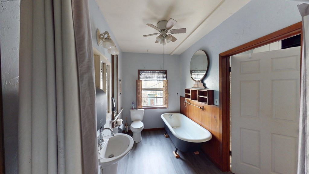 437 W Houston Property Photo 10