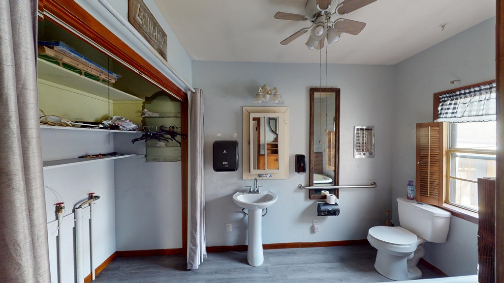 437 W Houston Property Photo 11