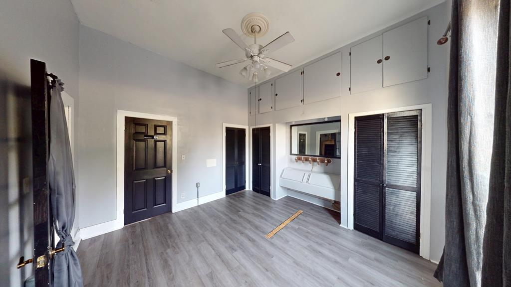 437 W Houston Property Photo 13