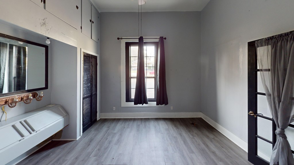 437 W Houston Property Photo 16