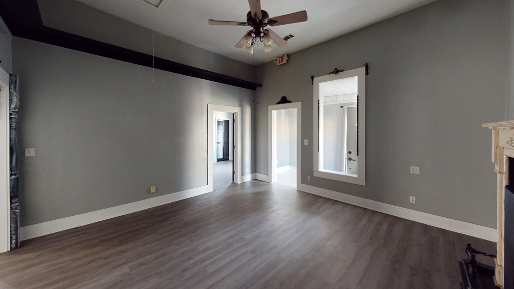 437 W Houston Property Photo 17