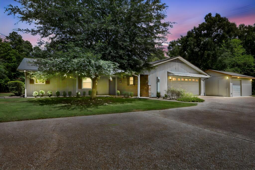 809 South Meadows Property Photo 1