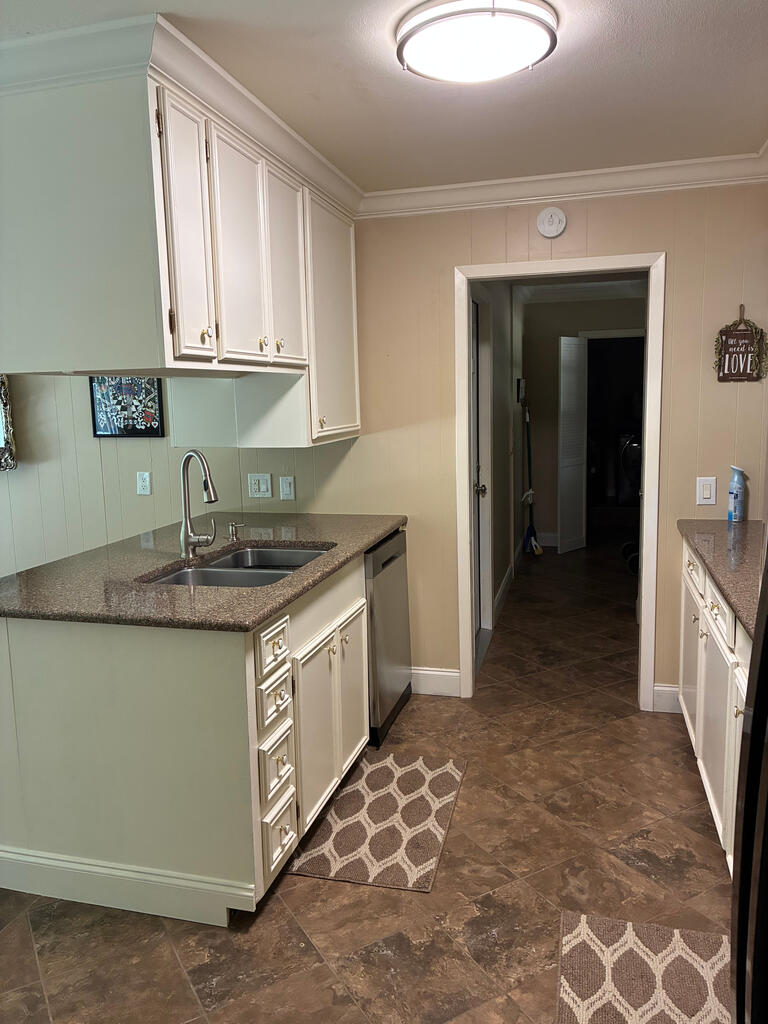 809 South Meadows Property Photo 3