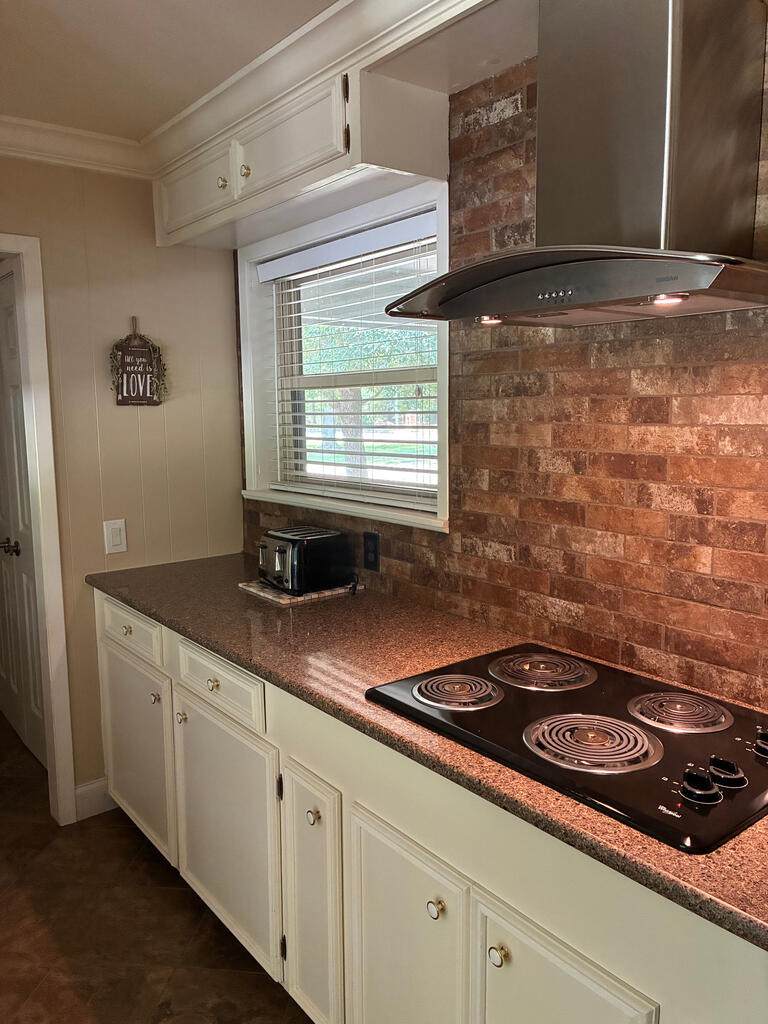 809 South Meadows Property Photo 4