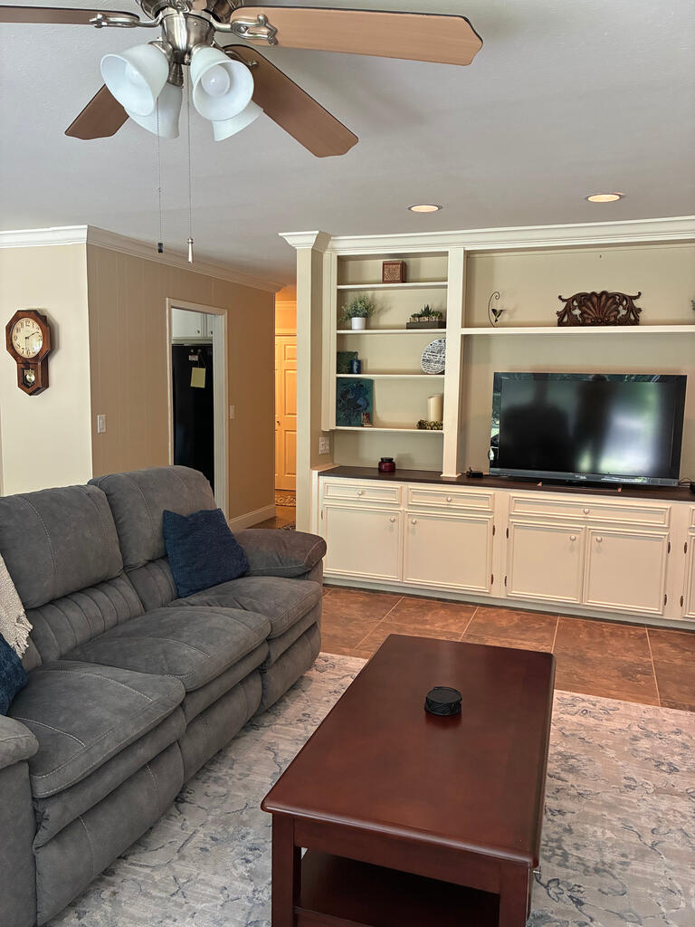 809 South Meadows Property Photo 6