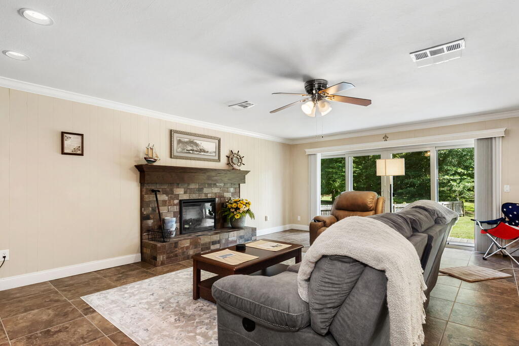 809 South Meadows Property Photo 7
