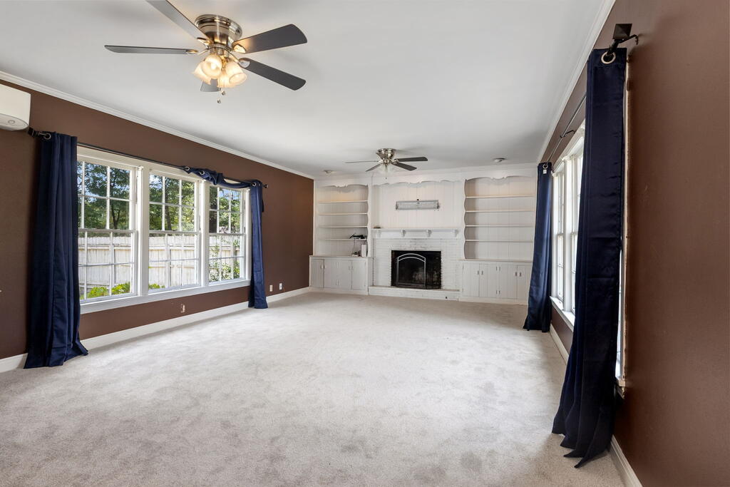 715 Pine Tree Lane Property Photo 3
