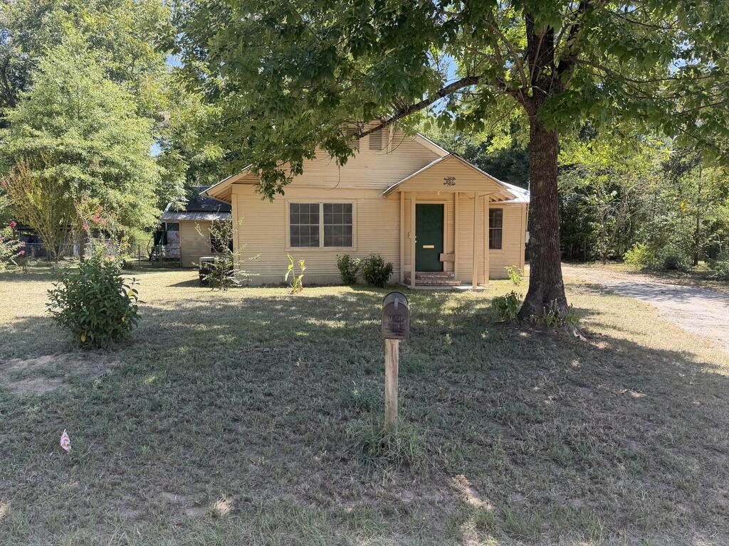 901 San Augustine Street Property Photo 1