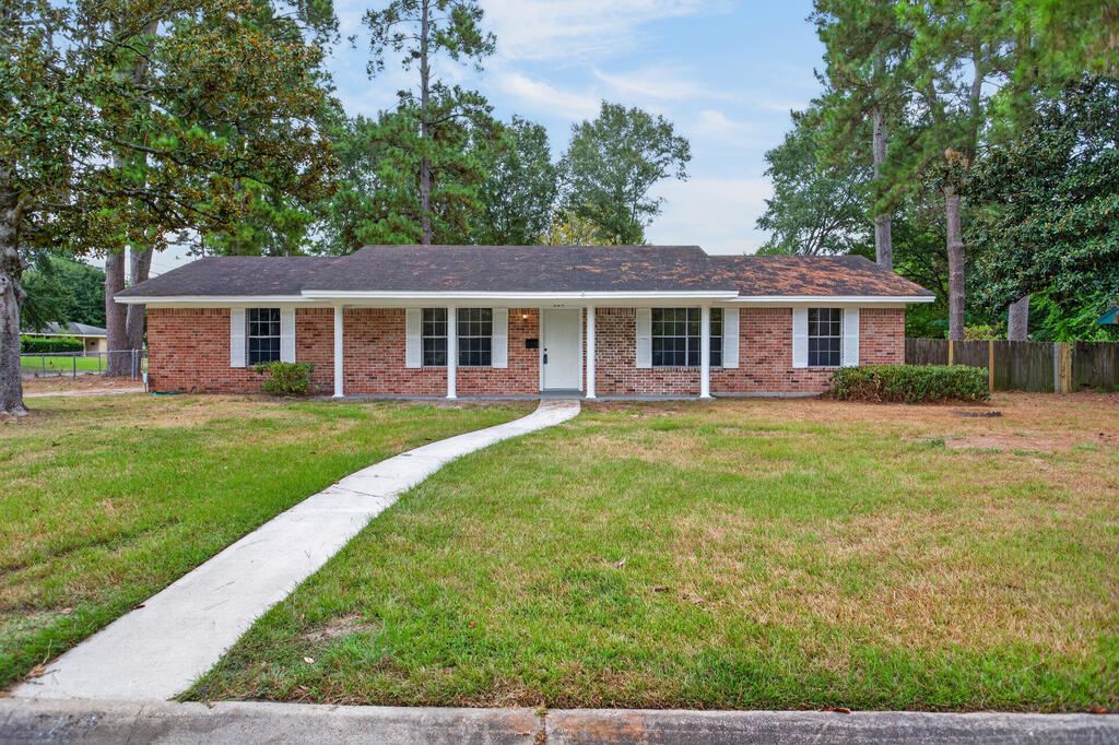 224 Maplewood Drive Property Photo 1