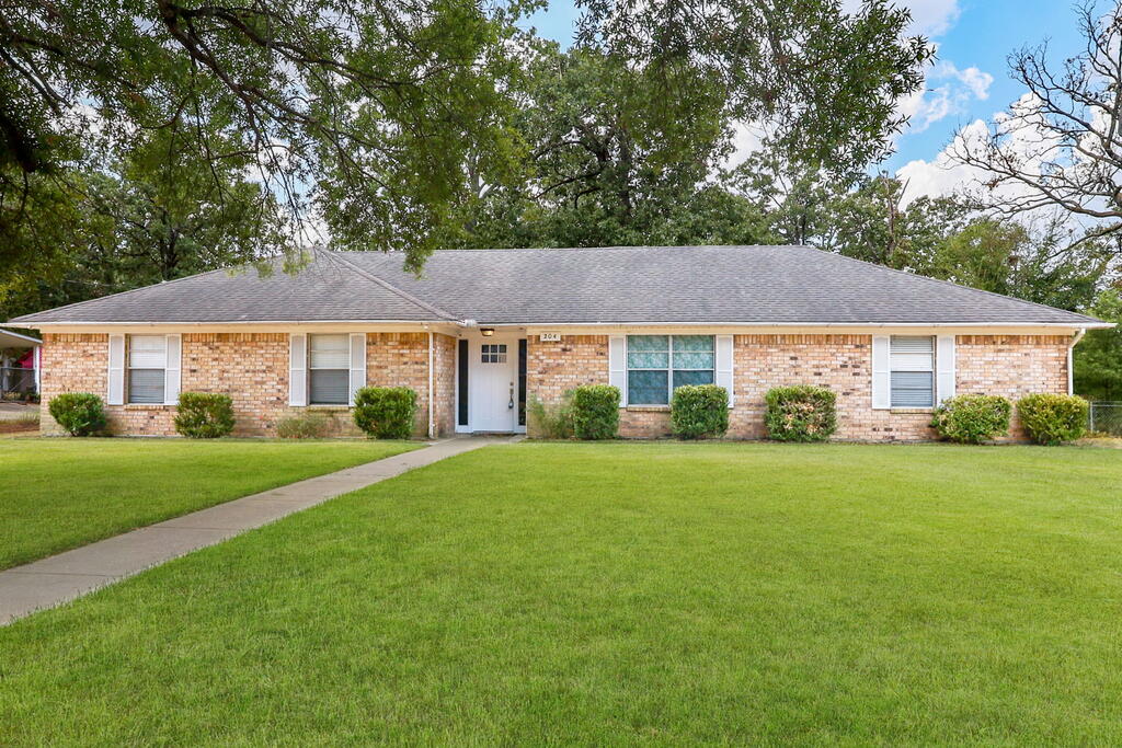 204 Pebble Creek Property Photo 1