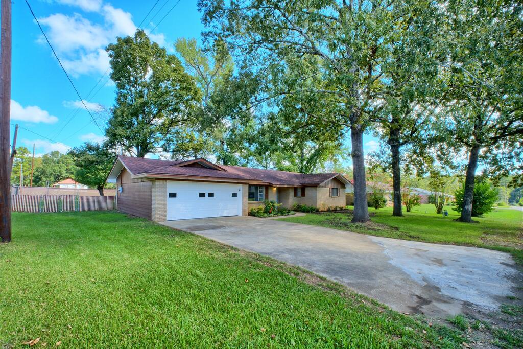 105 Parker Blvd Property Photo 2