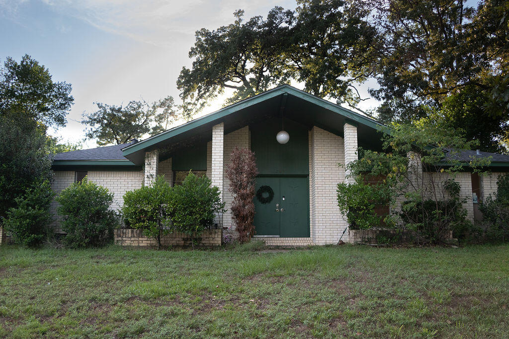 205 Crestwood Street Property Photo 1