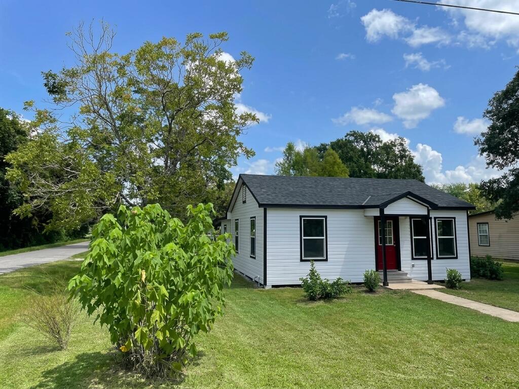 340 W Avenue L Property Photo 1