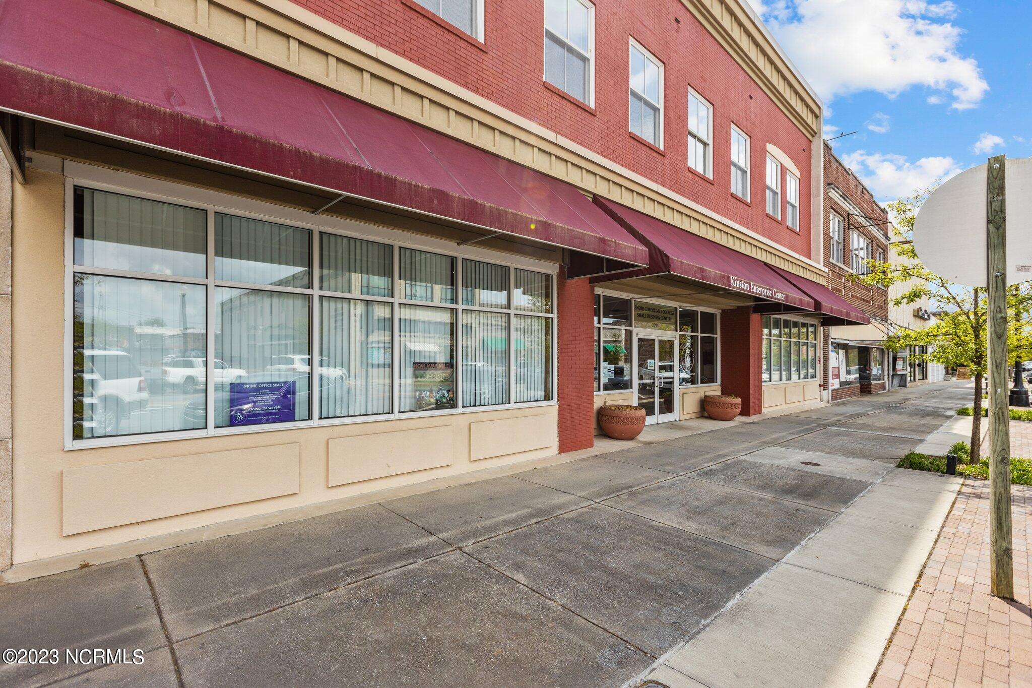 327 N Queen Street Property Photo 4