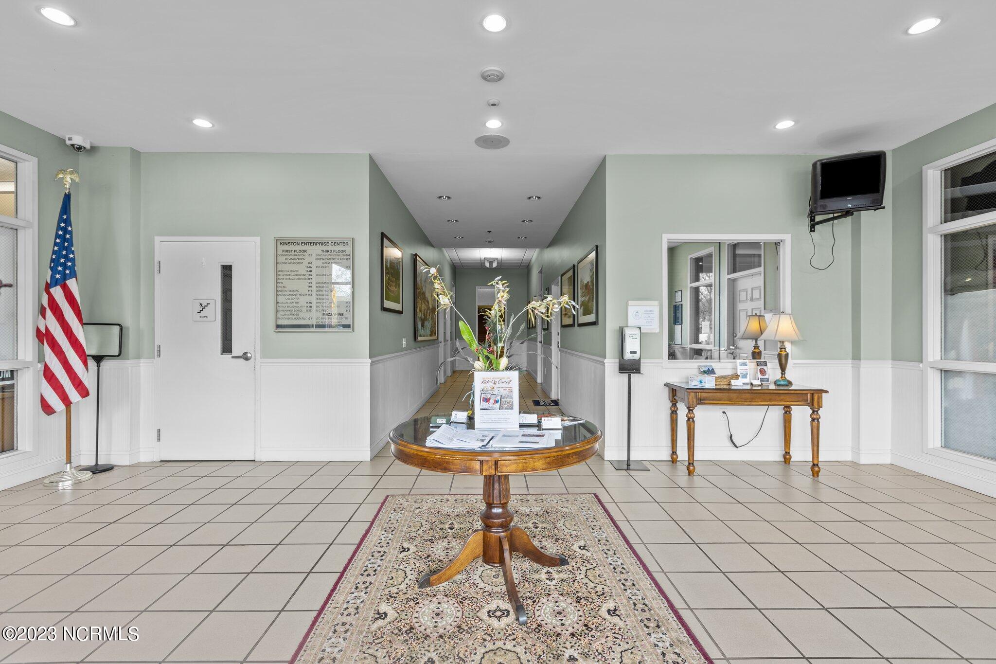 327 N Queen Street Property Photo 15