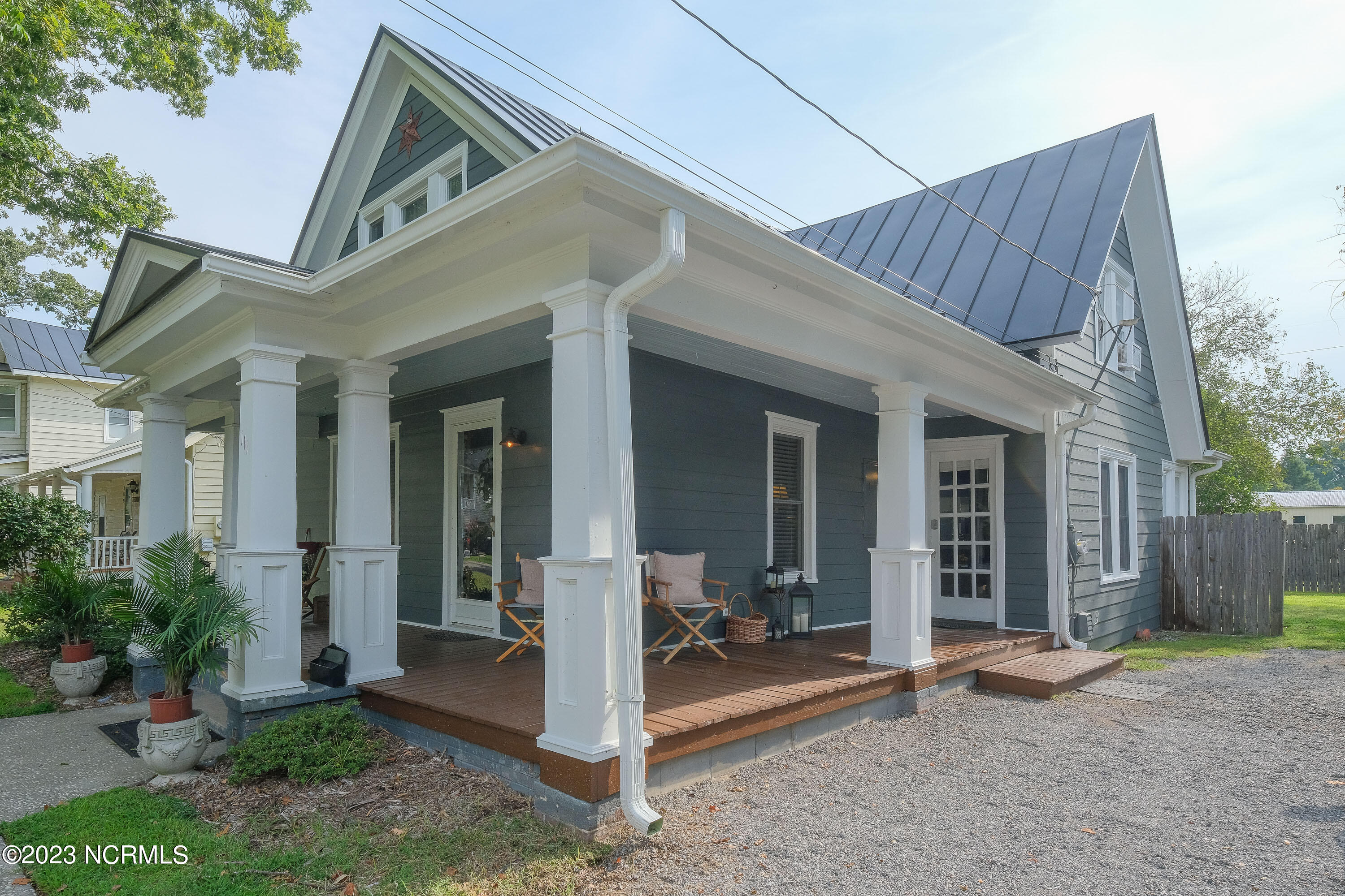 111 S Oakum Street Property Photo 2